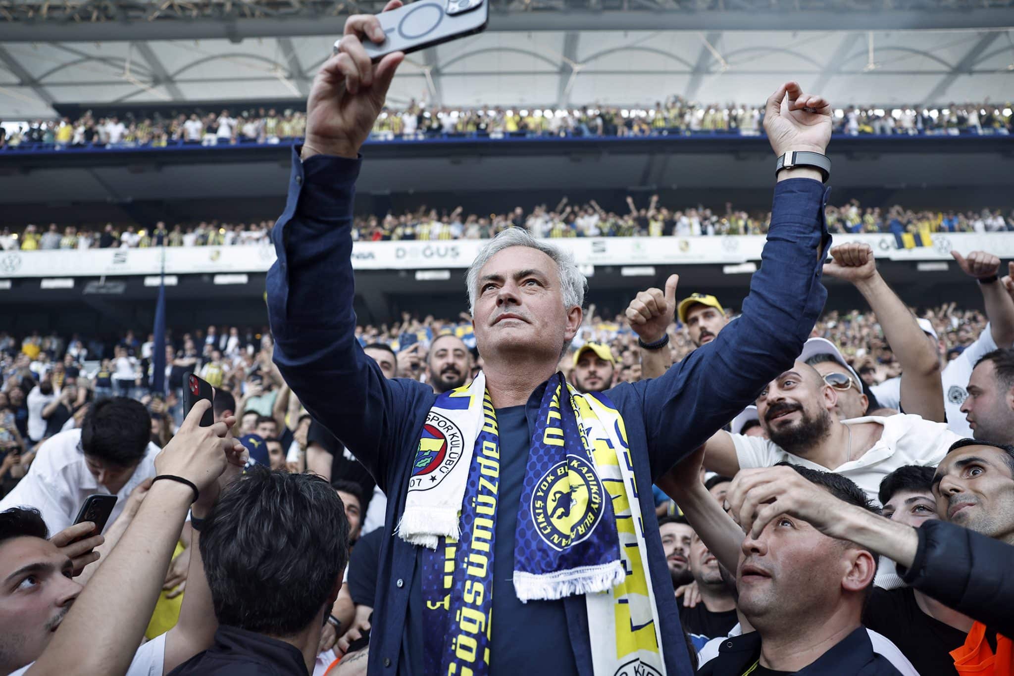Mourinho chega ao Fenerbah&ccedil;e, arrasta multid&atilde;o e garante: &lsquo;essa camisa &eacute; minha pele&rsquo;