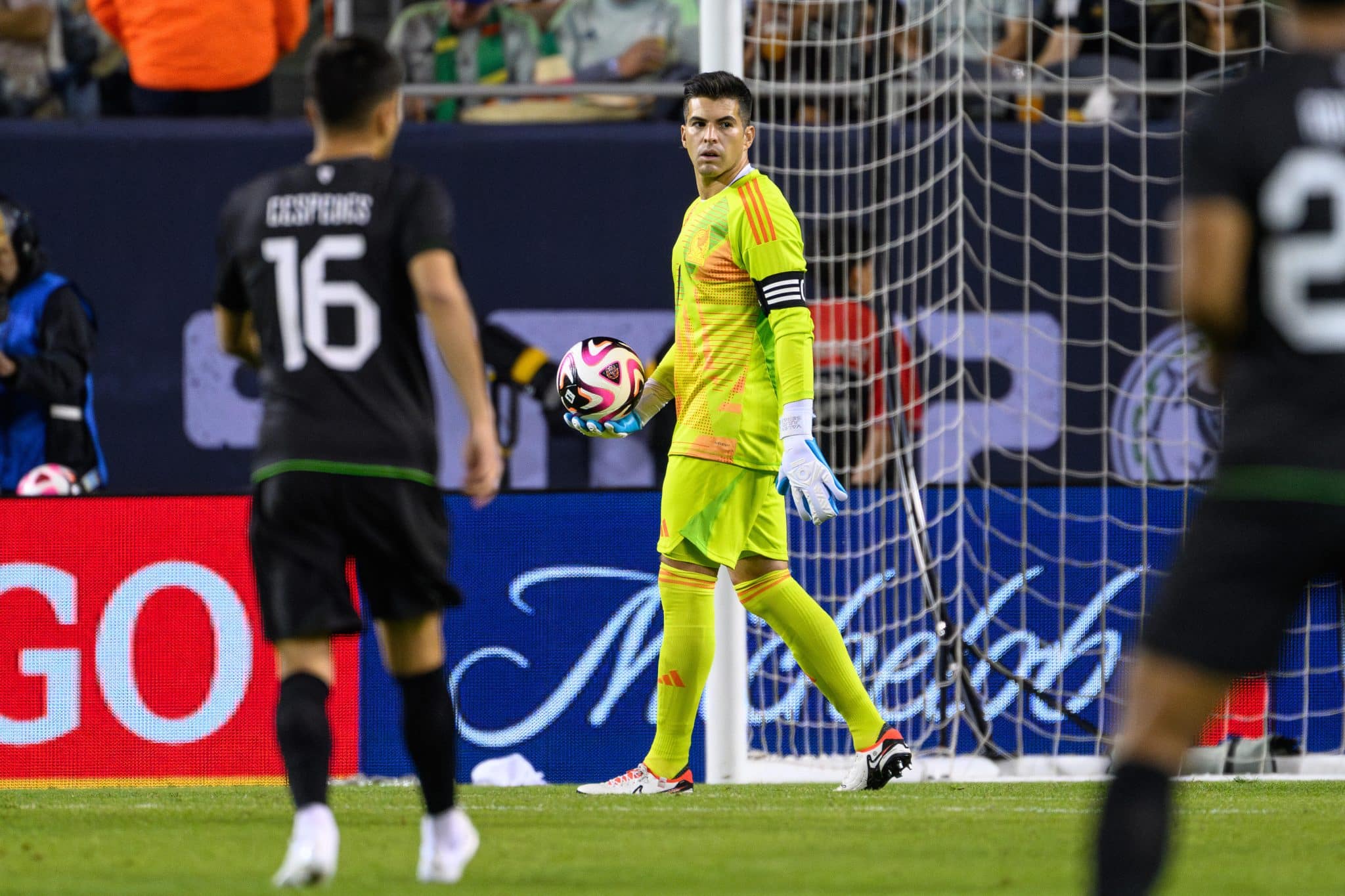 Inova&ccedil;&atilde;o (ou bizarrice) na Copa Am&eacute;rica: goleiro do M&eacute;xico ganha luva incomum