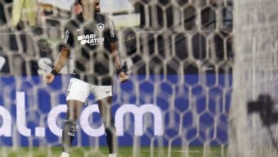 J&uacute;nior Santos decide, Botafogo quebra tabu contra o Corinthians e assume lideran&ccedil;a