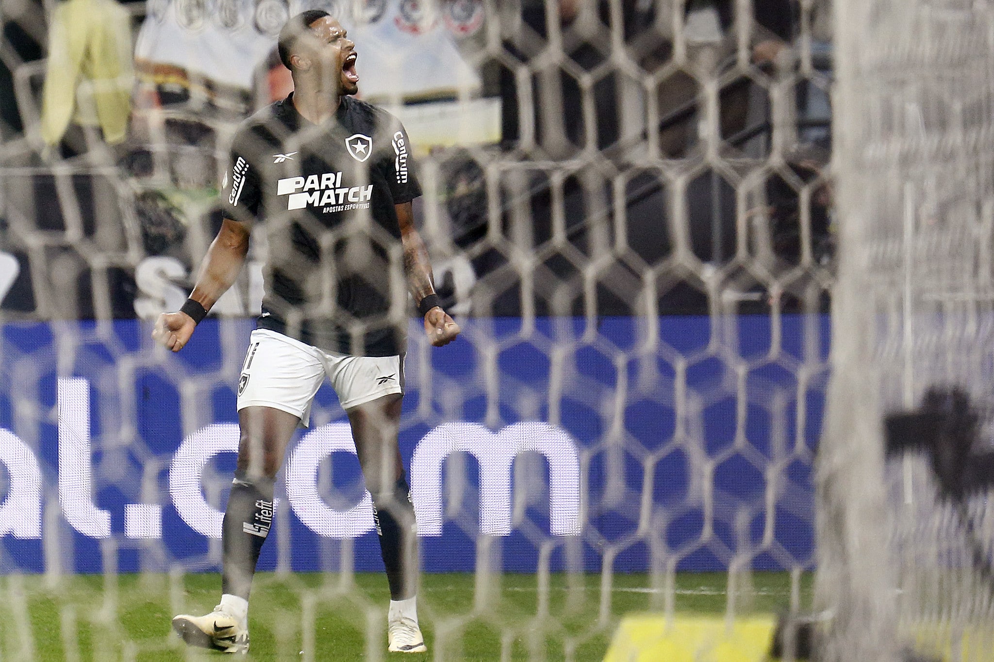 J&uacute;nior Santos decide, Botafogo quebra tabu contra o Corinthians e assume lideran&ccedil;a