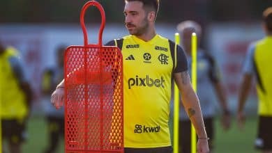 L&eacute;o Ortiz &eacute; testado de novo em posi&ccedil;&atilde;o avan&ccedil;ada e Tite indica mudan&ccedil;as no Flamengo