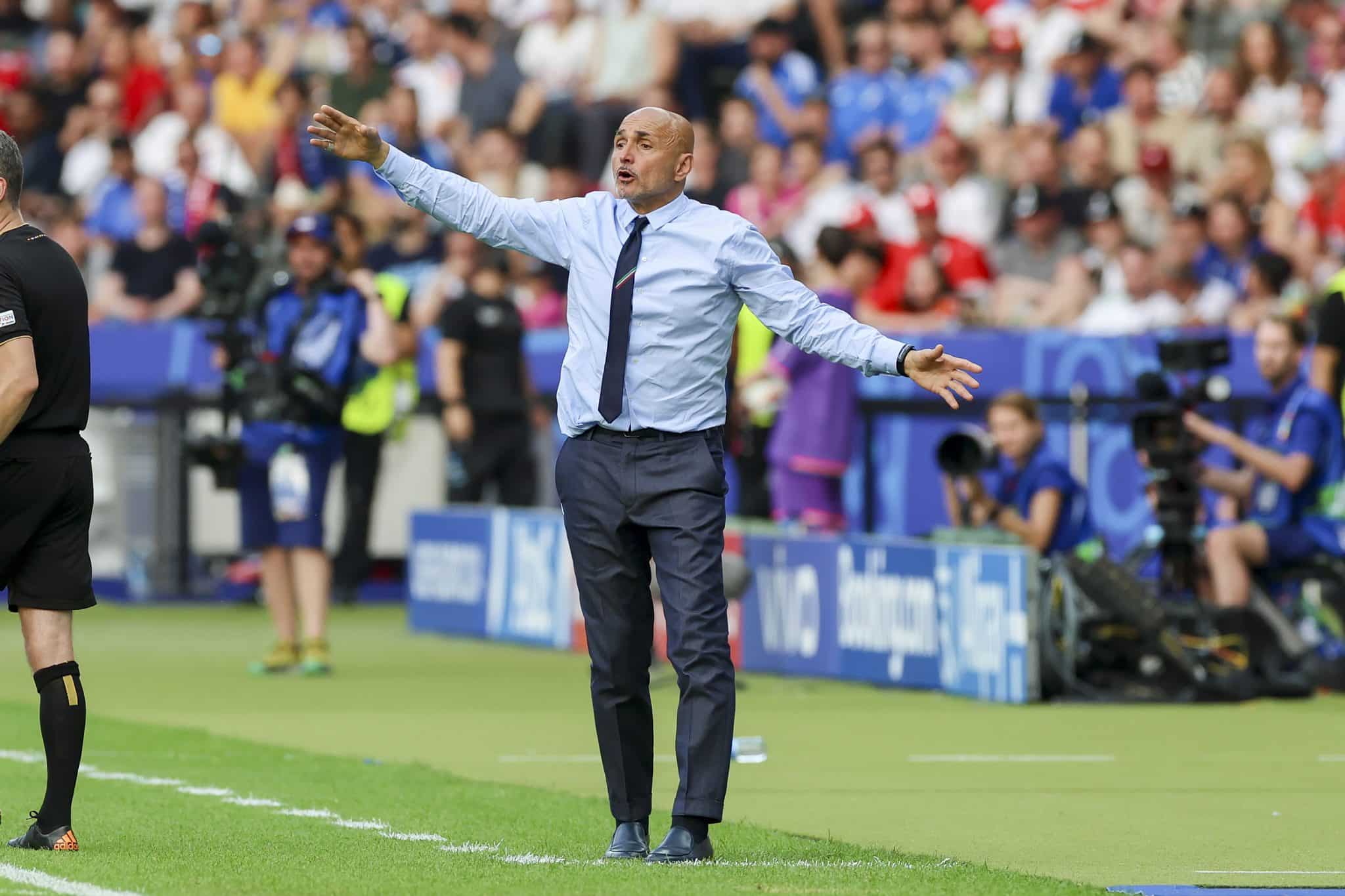Spalletti na beira do campo durante Su&iacute;&ccedil;a x It&aacute;lia
