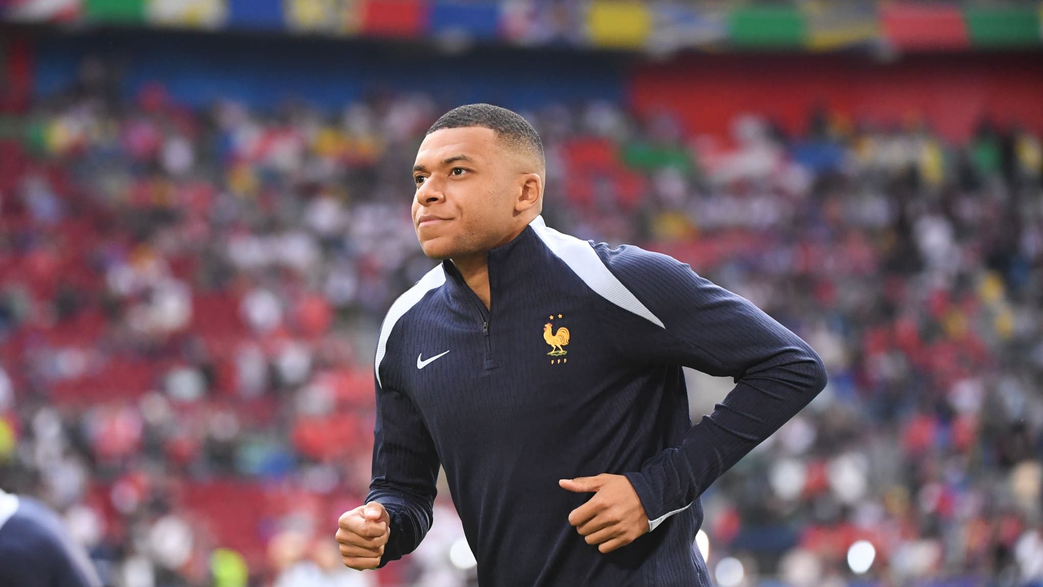 Goleiro da Espanha gera pol&ecirc;mica ao criticar Mbapp&eacute; ap&oacute;s posicionamento polit&iacute;co