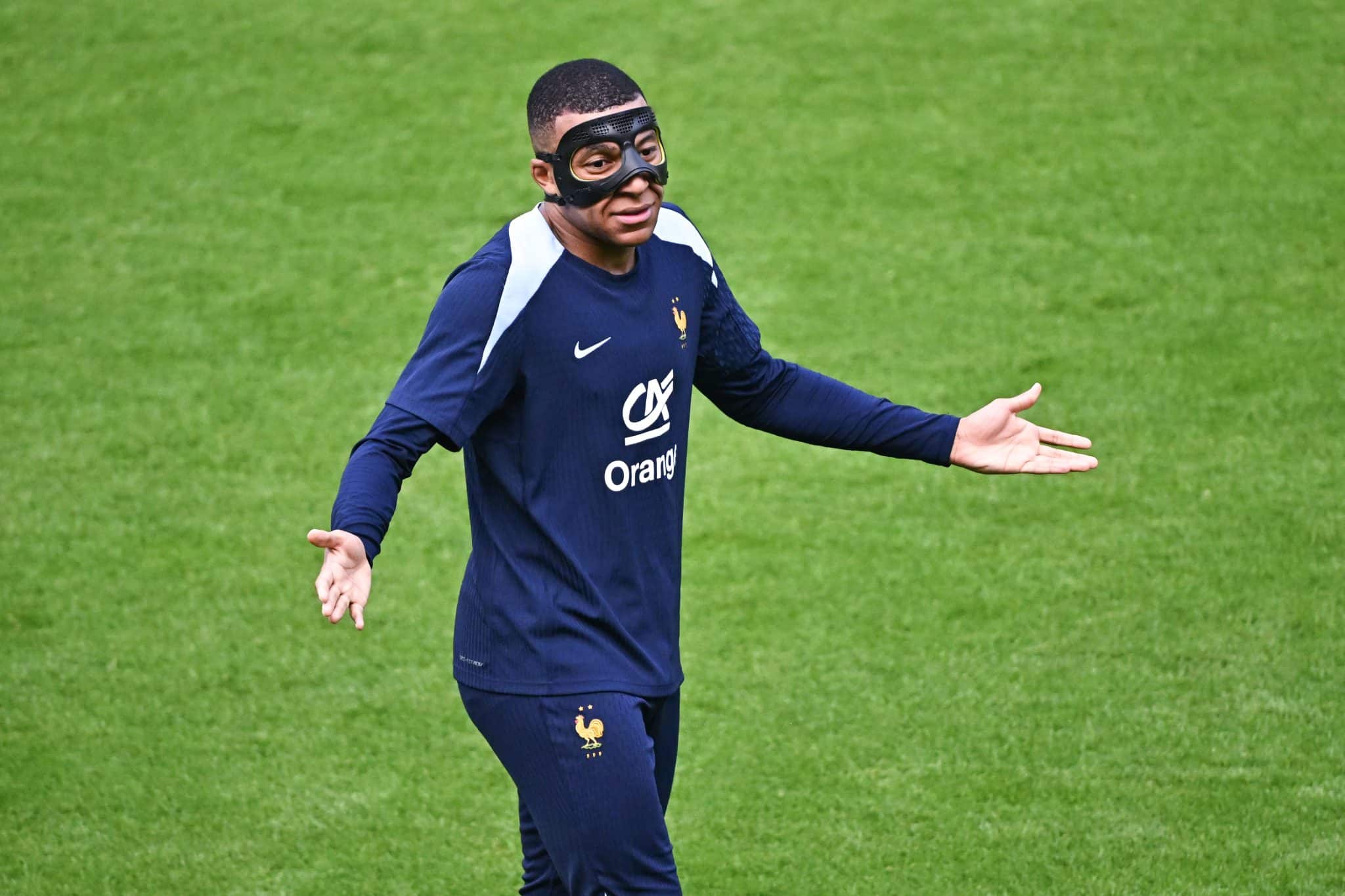 Mbapp&eacute; de m&aacute;scara no treino da sele&ccedil;&atilde;o francesa