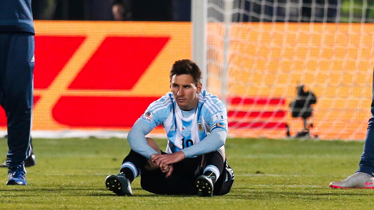 Em 2015, Messi perdeu a 1&ordf; final para os chilenos na Copa Am&eacute;rica. Foto: Icon Sport