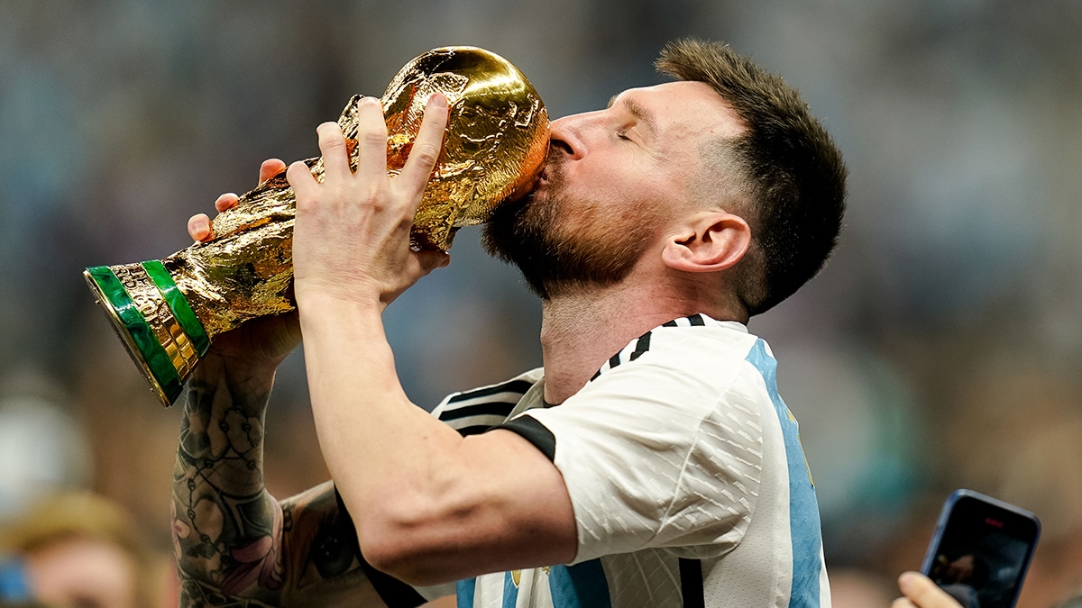 Campe&atilde;o mundial em 2022, Messi superou as incertezas e corou seu protagonismo com um t&iacute;tulo emblem&aacute;tico para os argentinos. Foto: Icon Sport