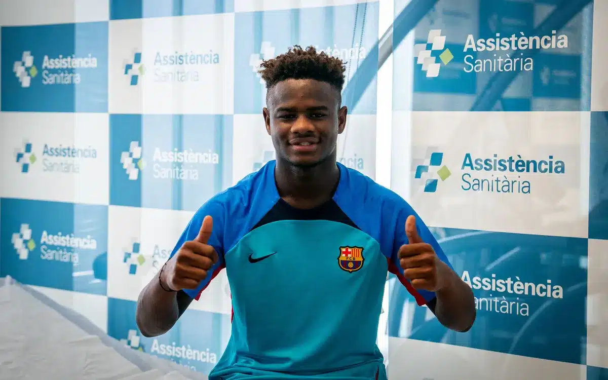 Mika Faye realizando exames no Barcelona