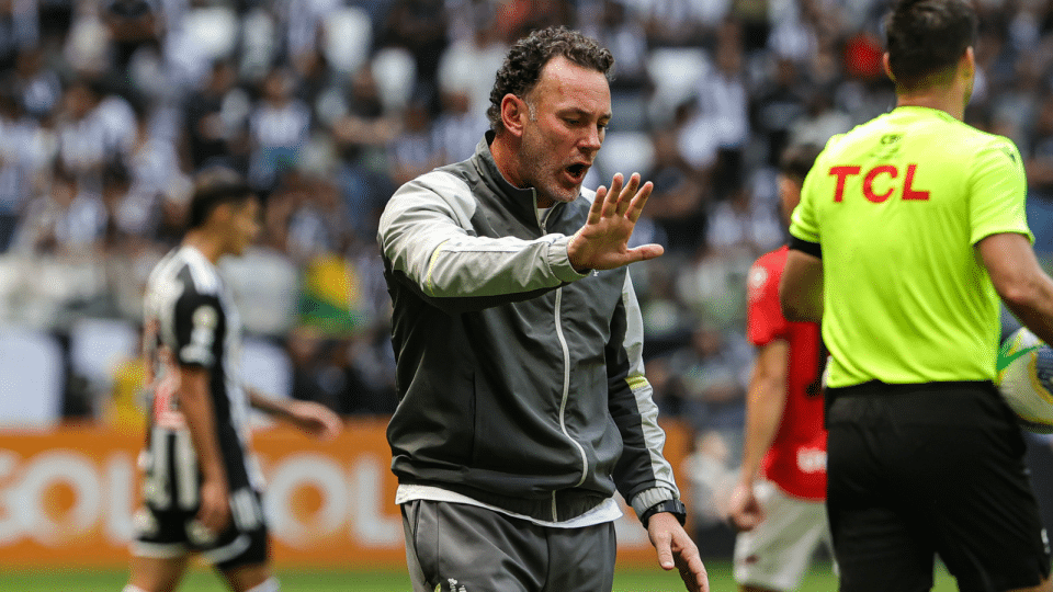 Milito se irrita em coletiva ao falar de desfalques do Atlético-MG