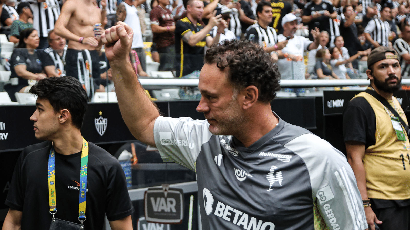 Milito se derrete por torcida do Atl&eacute;tico-MG, que precisa (e promete) dar resposta a altura