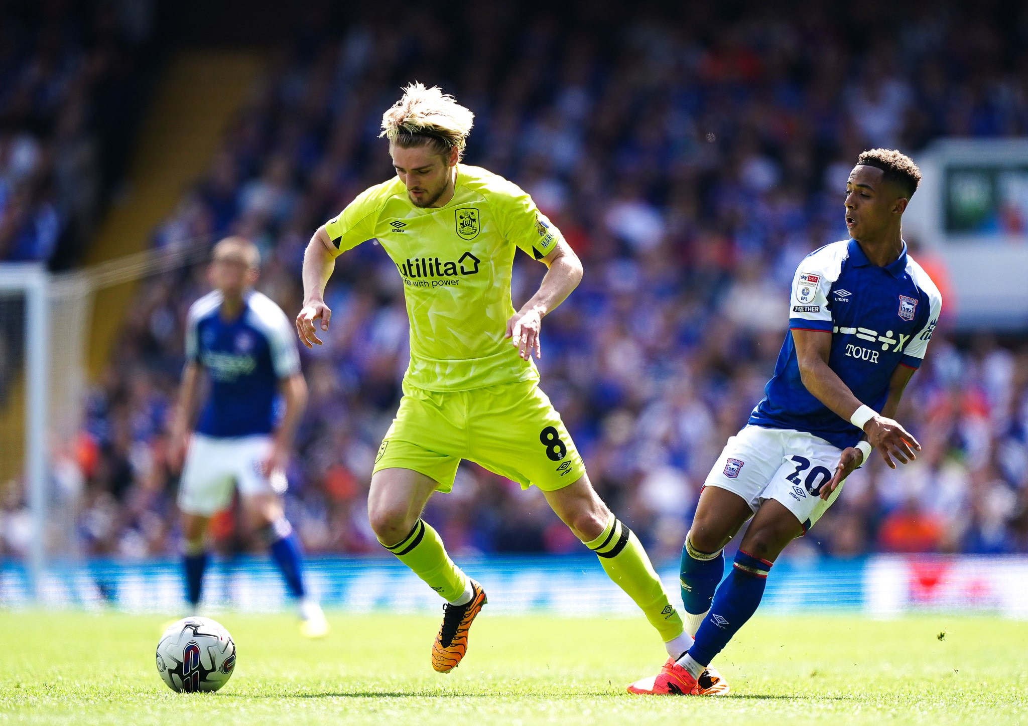 Omari Hutchinson em a&ccedil;&atilde;o pelo Ipswich Town