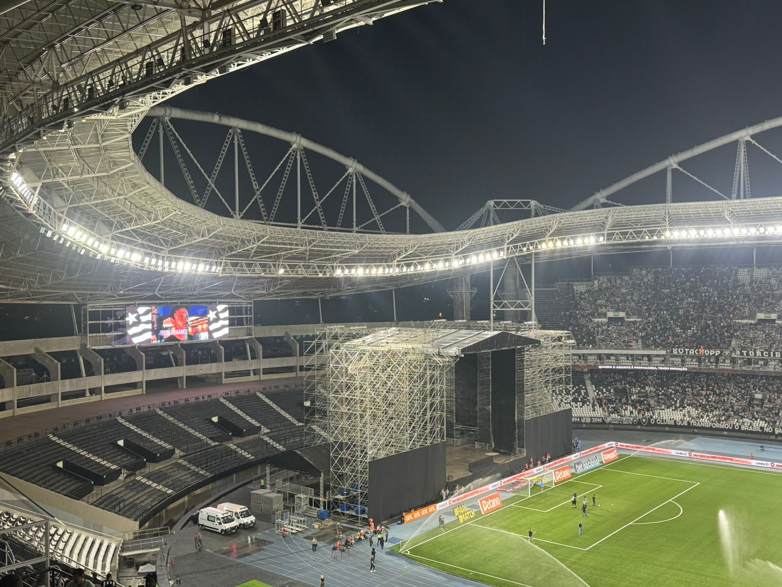 palco nilton santos natiruts