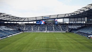 Susto em Peru x Canad&aacute;: bandeirinha desmaia em campo e interrompe jogo