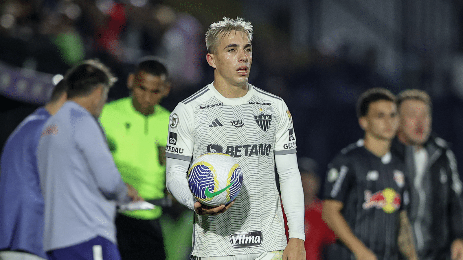 Saravia encanta torcida do Atl&eacute;tico-MG e sobra defensivamente no Brasil