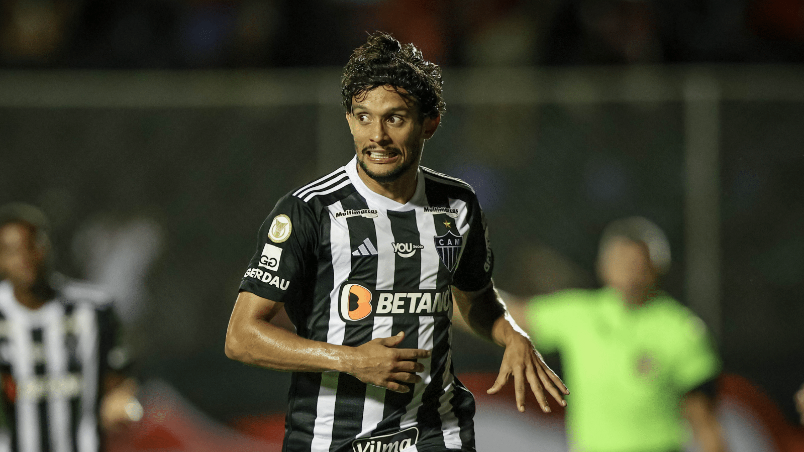 Milito atendeu pedido, mas Atl&eacute;tico-MG foi goleado pelo Vit&oacute;ria (tamb&eacute;m) por isso
