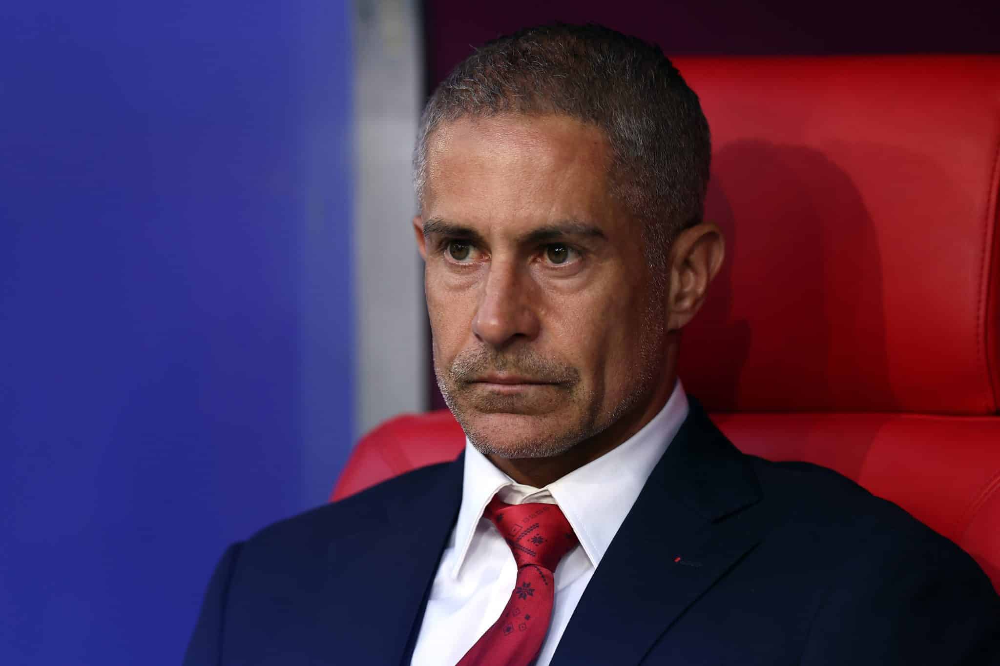 Alb&acirc;nia de Sylvinho sofre do pr&oacute;prio veneno contra a Espanha, mas sai de cabe&ccedil;a erguida