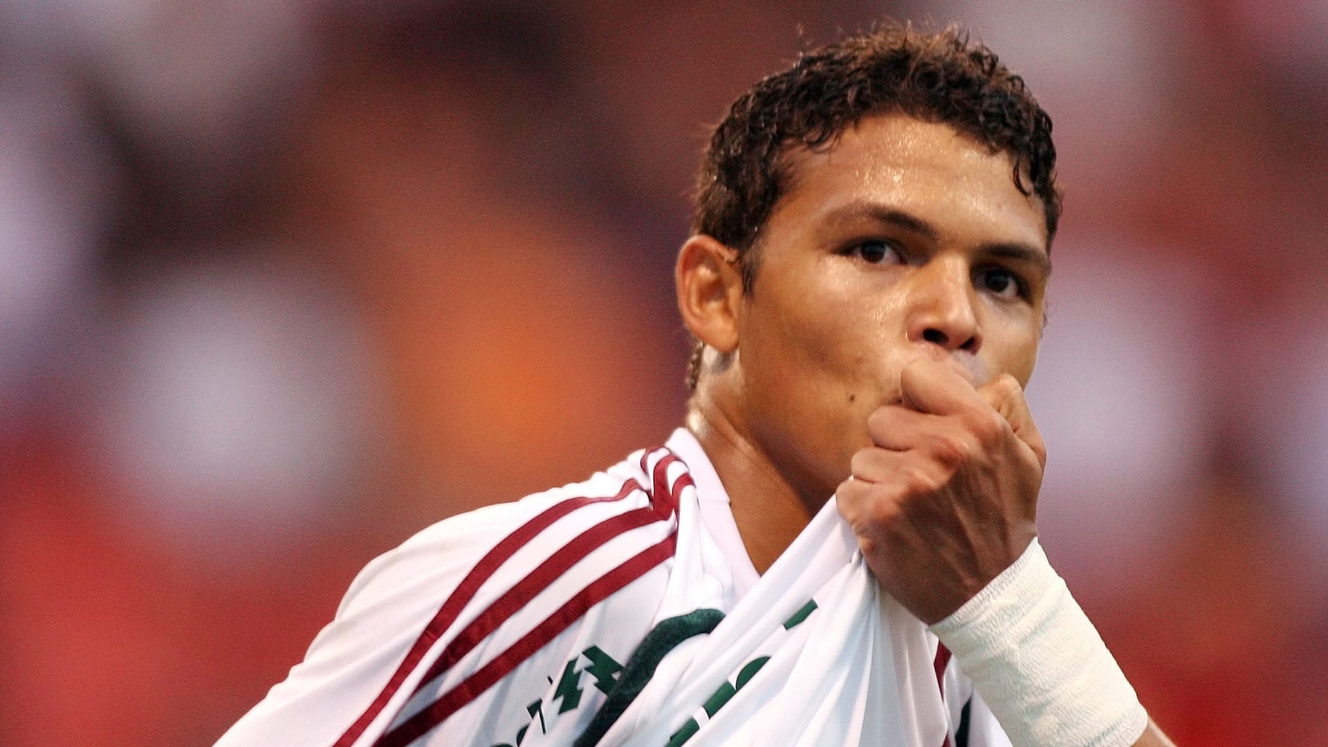 Na v&eacute;spera de retorno, Fluminense comemora 17 anos de ta&ccedil;a que eternizou Thiago Silva