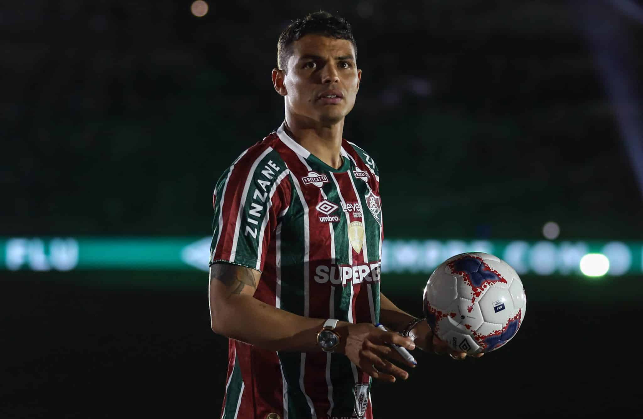 De camarote, Thiago Silva v&ecirc; derrota do Fluminense, vaias, xingamentos e briga no Maracan&atilde;
