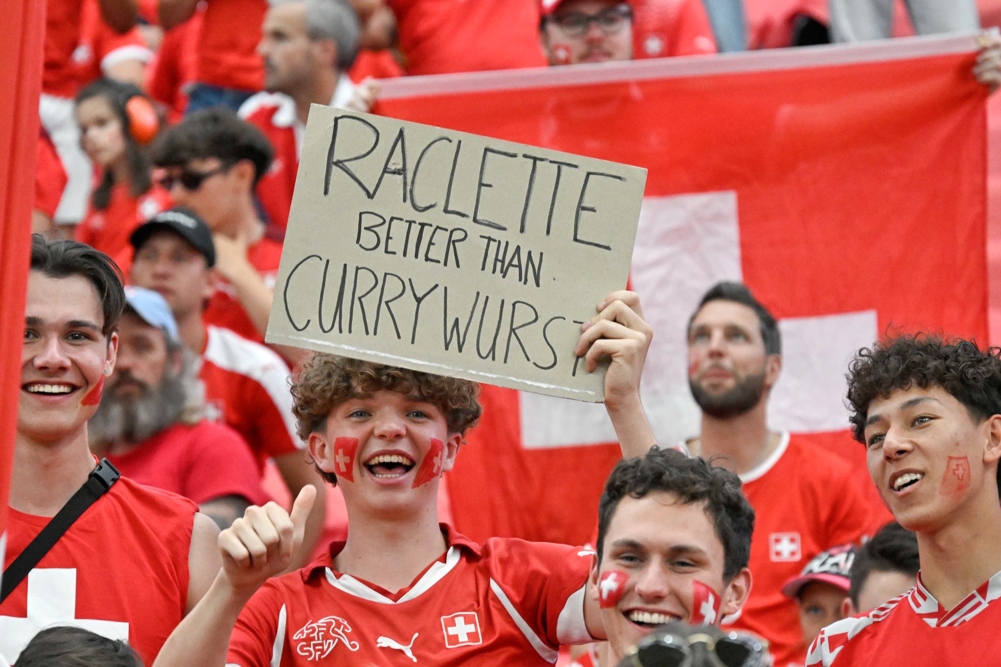 Torcida da Su&iacute;&ccedil;a &eacute; destaque na partida.