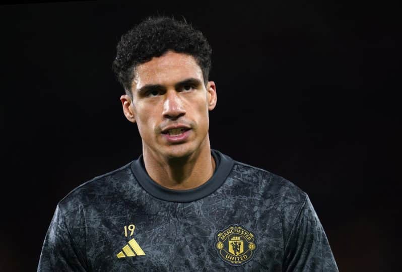 Livre no mercado, Varane fica perto de time comandado por Fàbregas