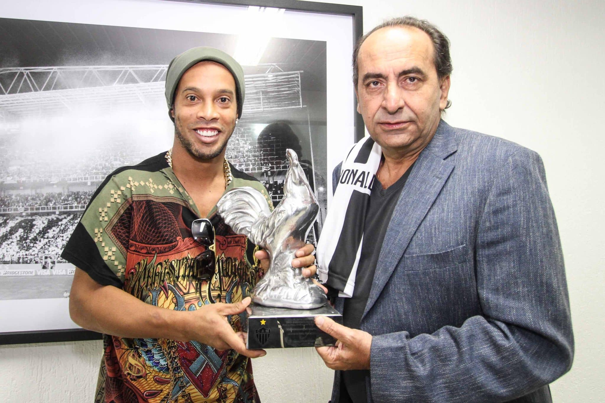 Na despedida, R10 recebeu das m&atilde;os do presidente Alexandre Kalil o Galo de Prata, honraria m&aacute;xima do clube