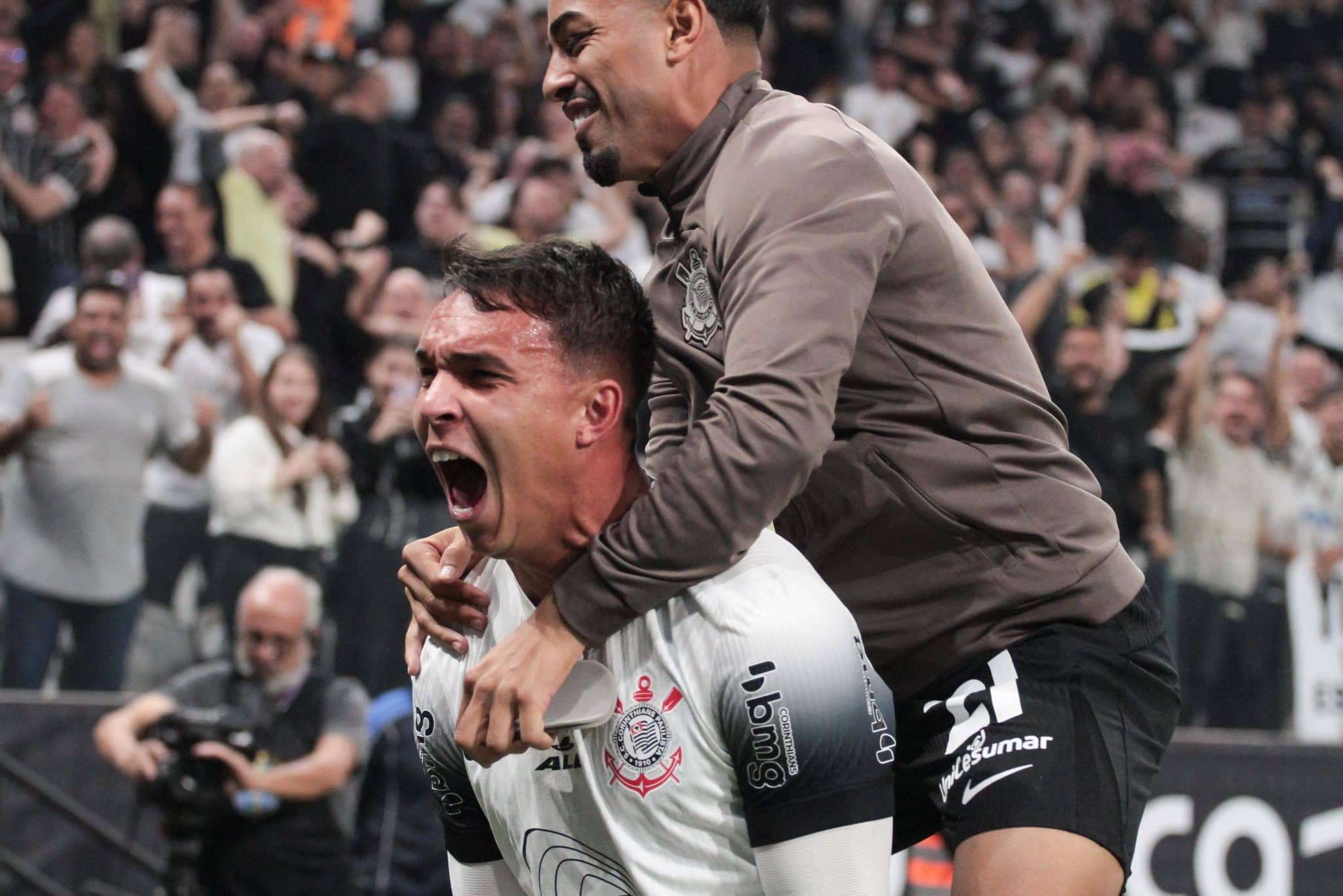 Ressaca, interino, crise&hellip; Mas a noite estava marcada para o Corinthians vencer