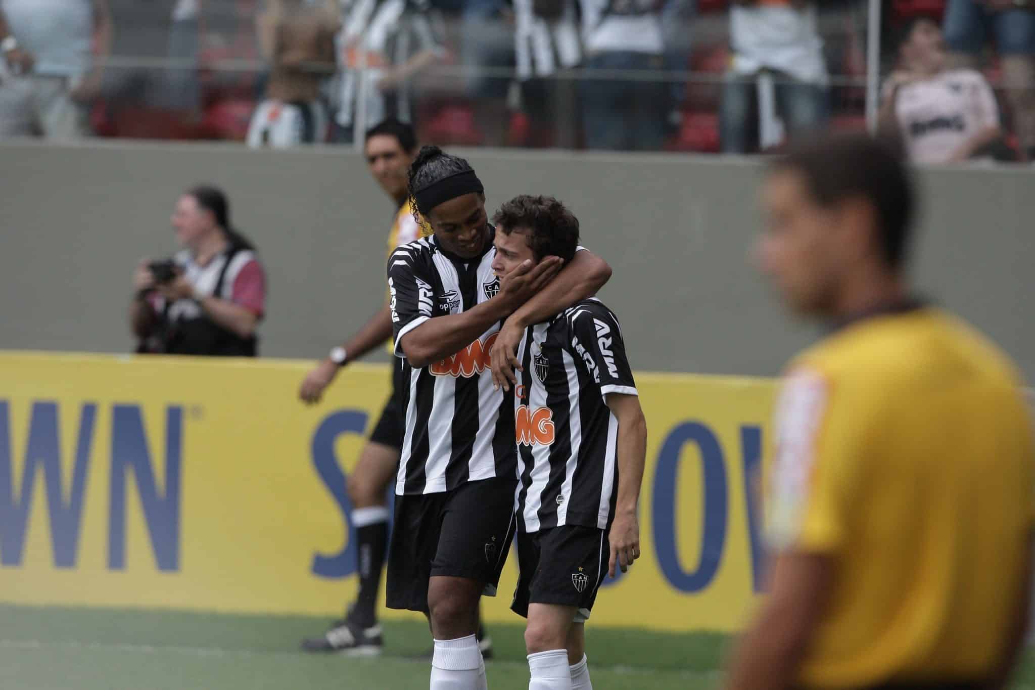 Bernard e Ronaldinho Ga&uacute;cho pelo Atl&eacute;tico