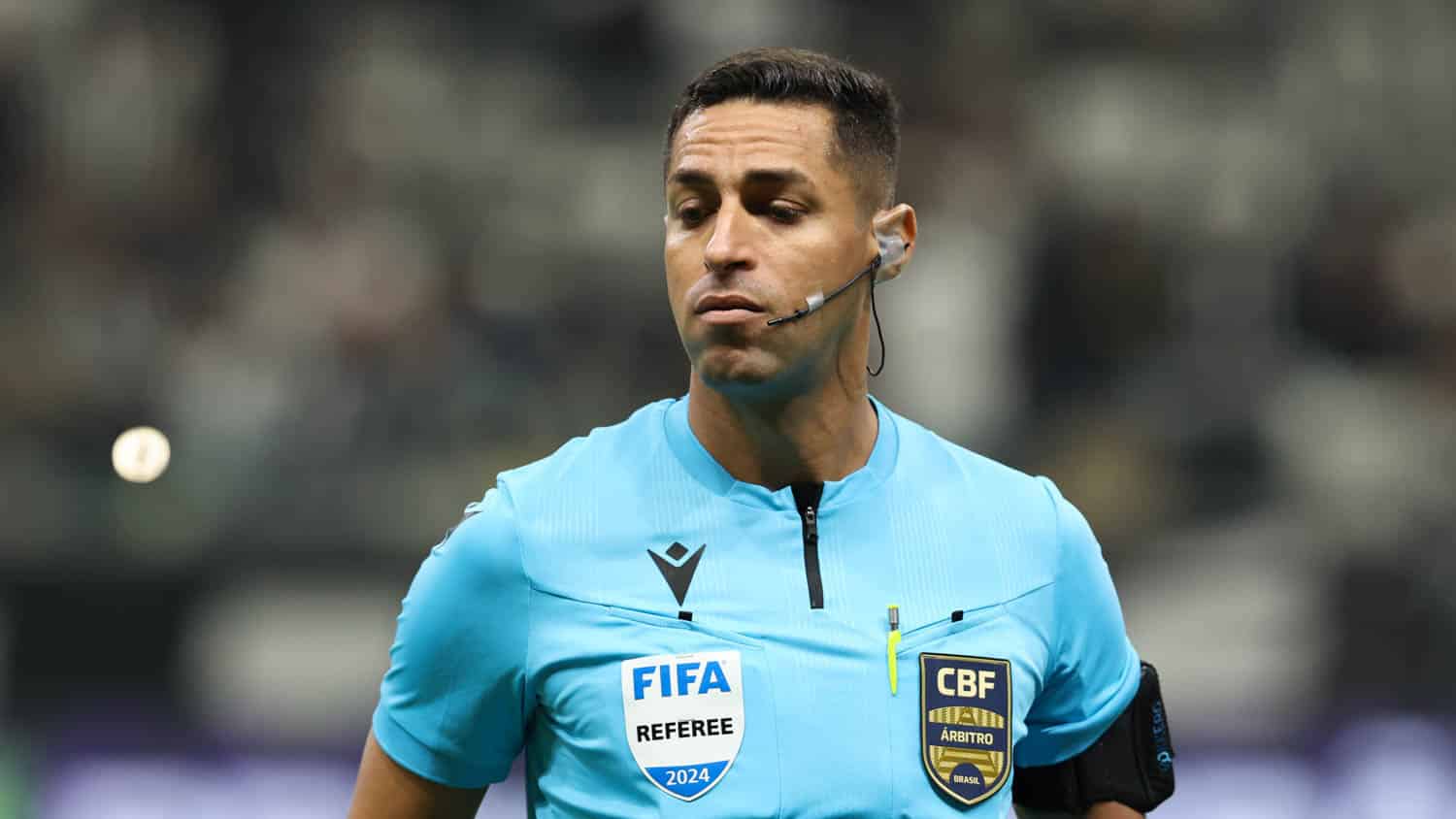 &Aacute;rbitro que expulsou Ruschel injustamente rouba a cena em Vila Nova e Santos