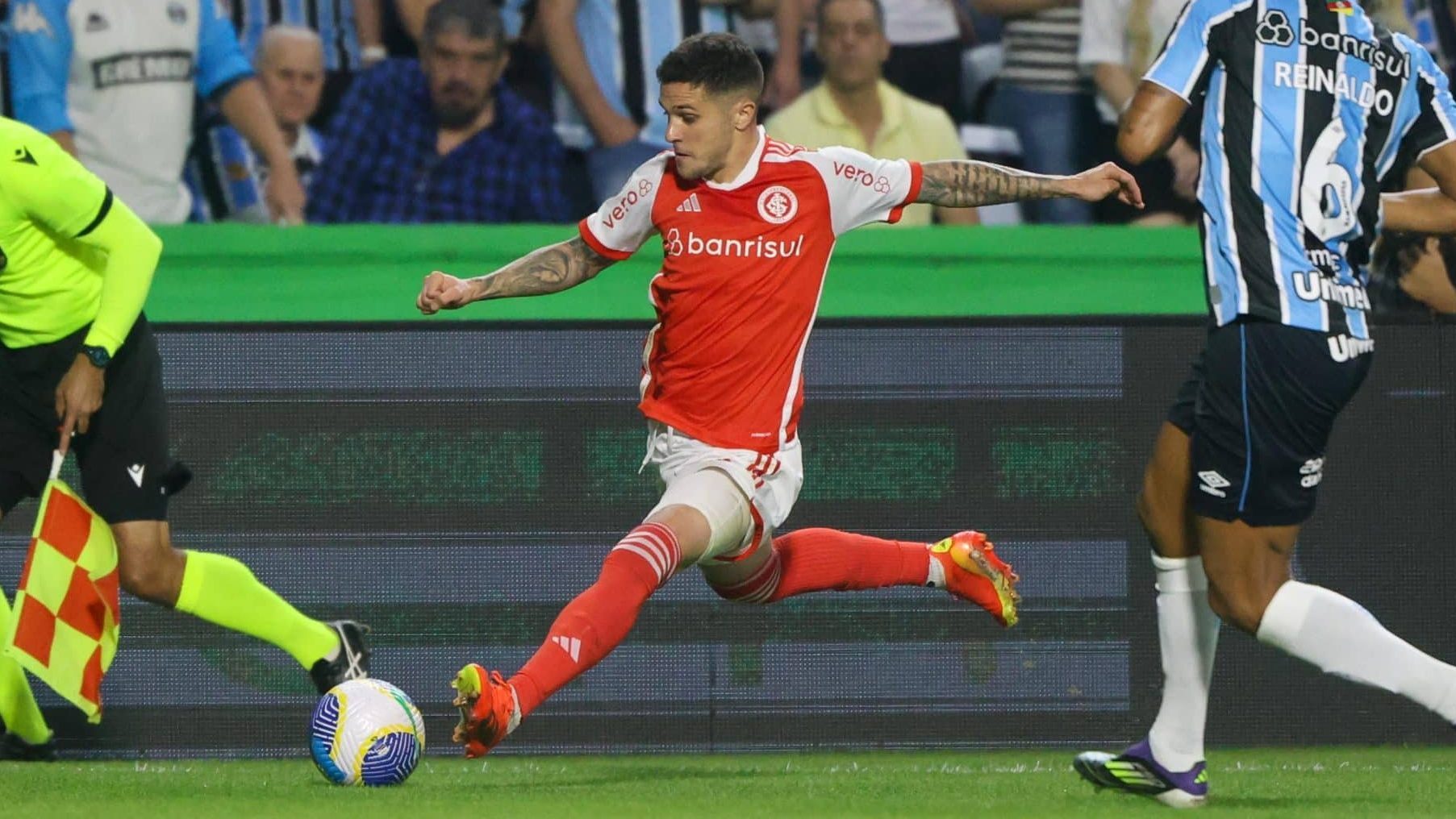 Bustos com a bola em jogo do Internacional contra o Gr&ecirc;mio.