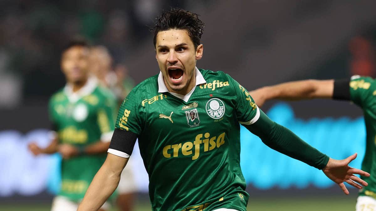 Raphael Veiga comemora gol contra o Corinthians pelo Campeonato Brasileiro