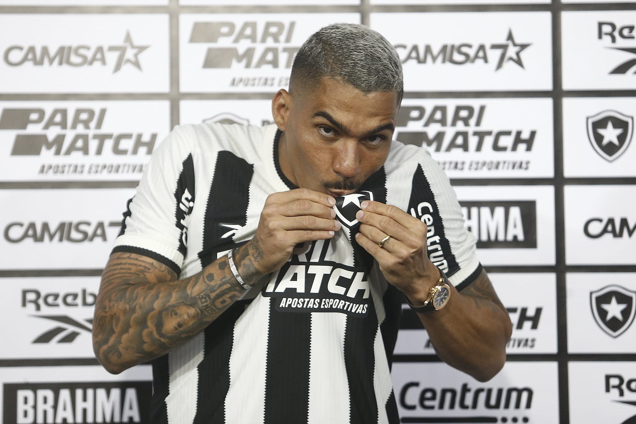 &lsquo;Na hora certa&rsquo;, Allan &eacute; apresentado no Botafogo e diz entender press&atilde;o que elenco sofre