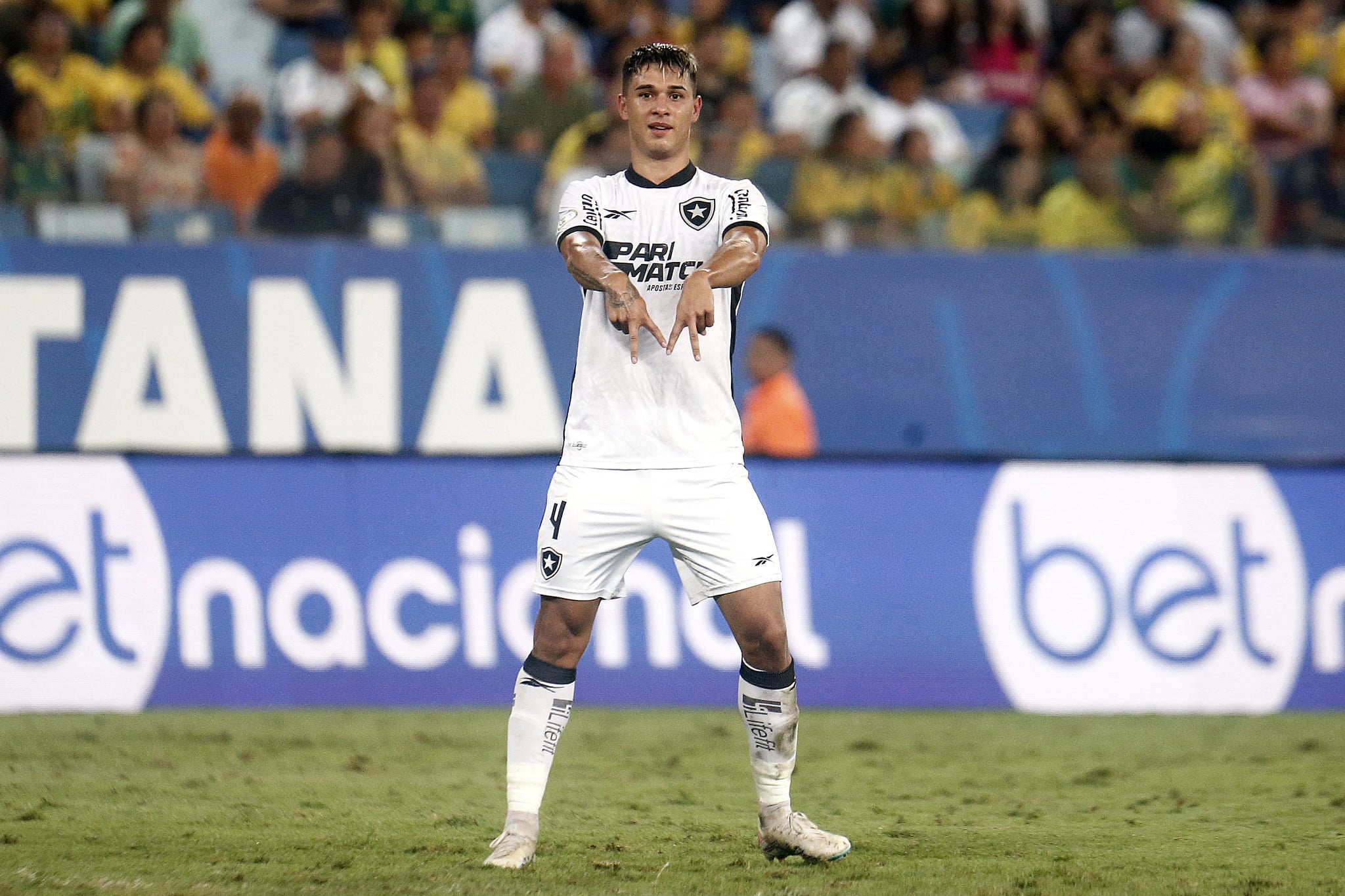 Mateo Ponte celebra gol pelo Botafogo na Arena Pantanal