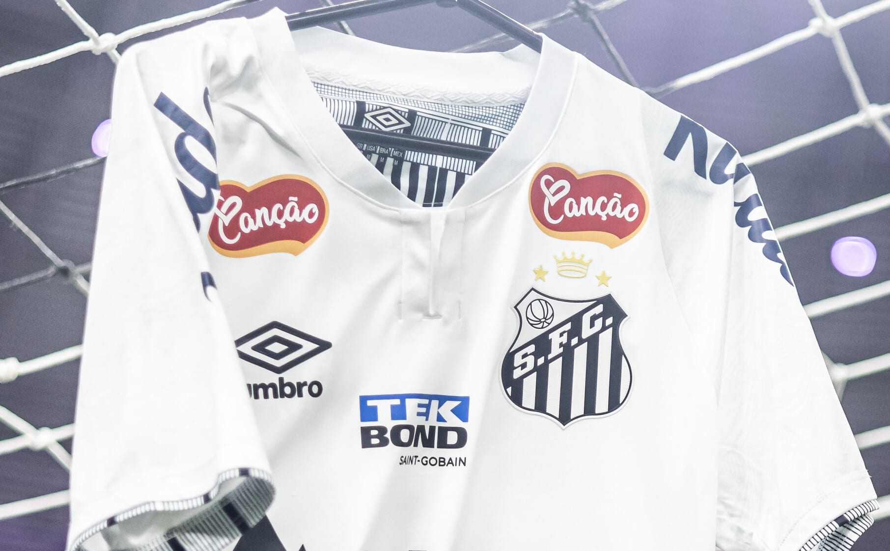 Santos se aproxima de acerto com empresa de material esportivo