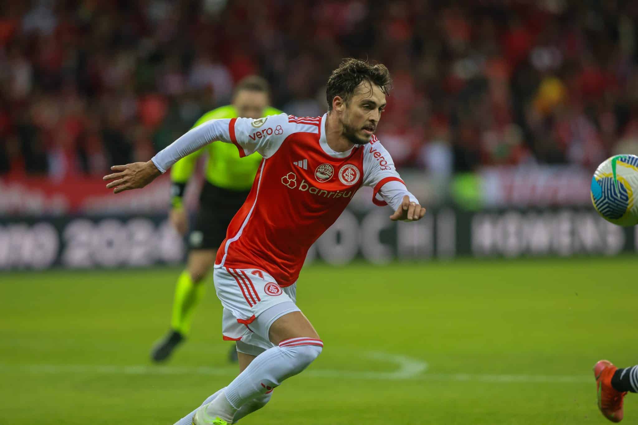 Hyoran, do Internacional, em jogo contra o Vasco da Gama