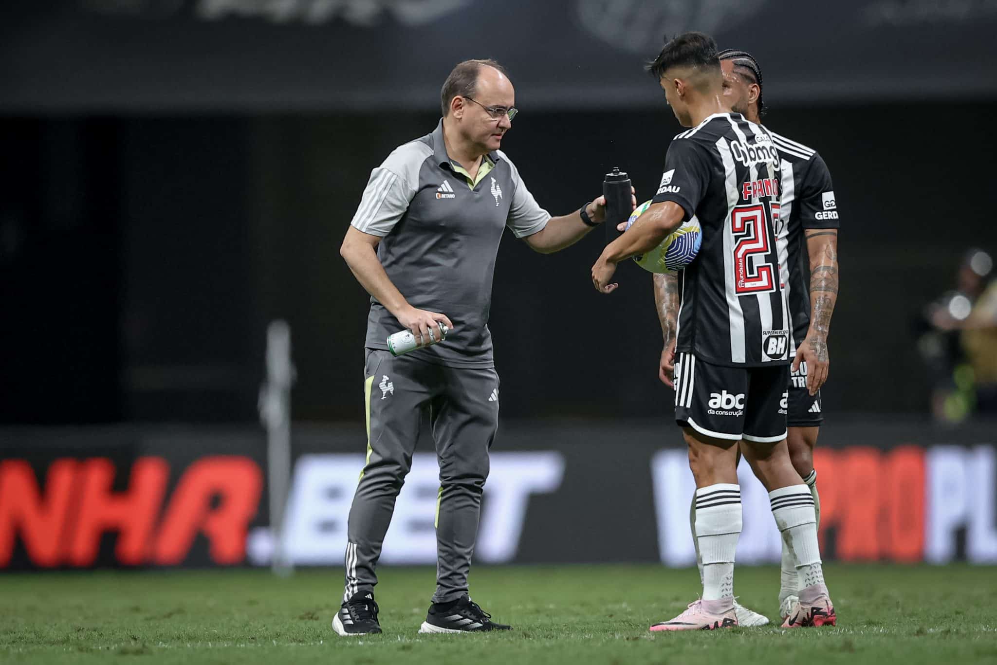 Ot&aacute;vio e Alan Franco, volantes do Atl&eacute;tico