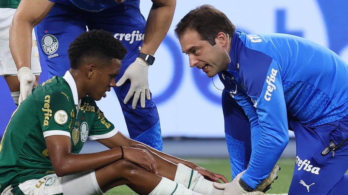 Est&ecirc;v&atilde;o passa por exames e Palmeiras decide tratamento da les&atilde;o