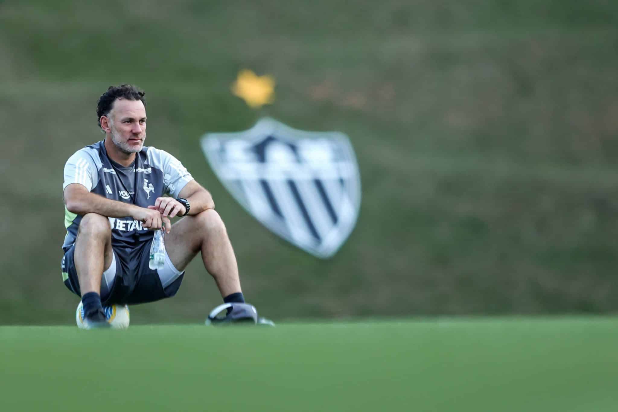 Gabriel Milito em treinamento na Cidade do Galo