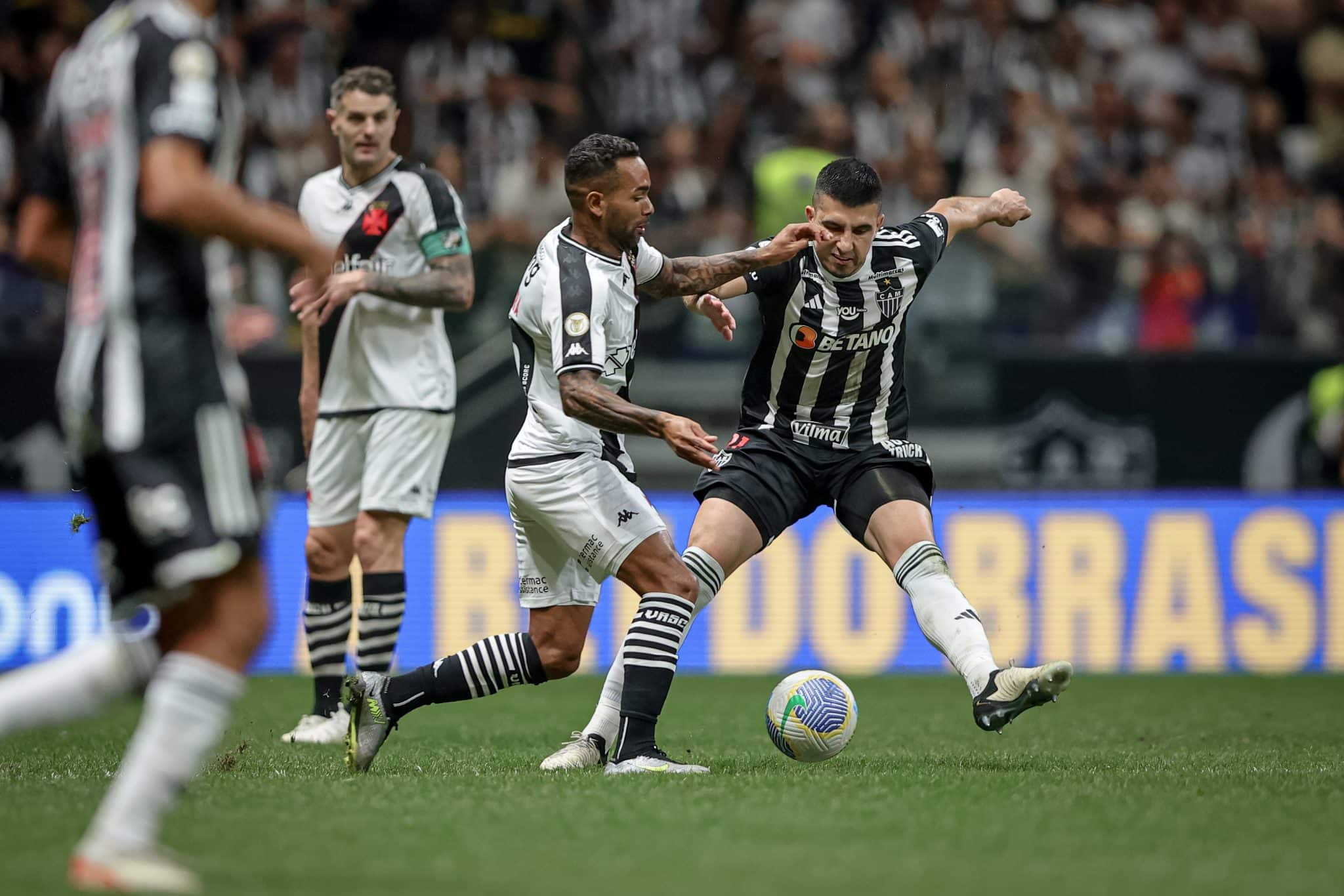 Battaglia marcando Alex Teixeira