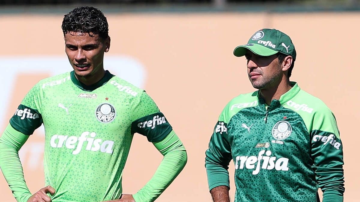 Richard Ríos e Abel Ferreira durante treino do Palmeiras na Academia de Futebol