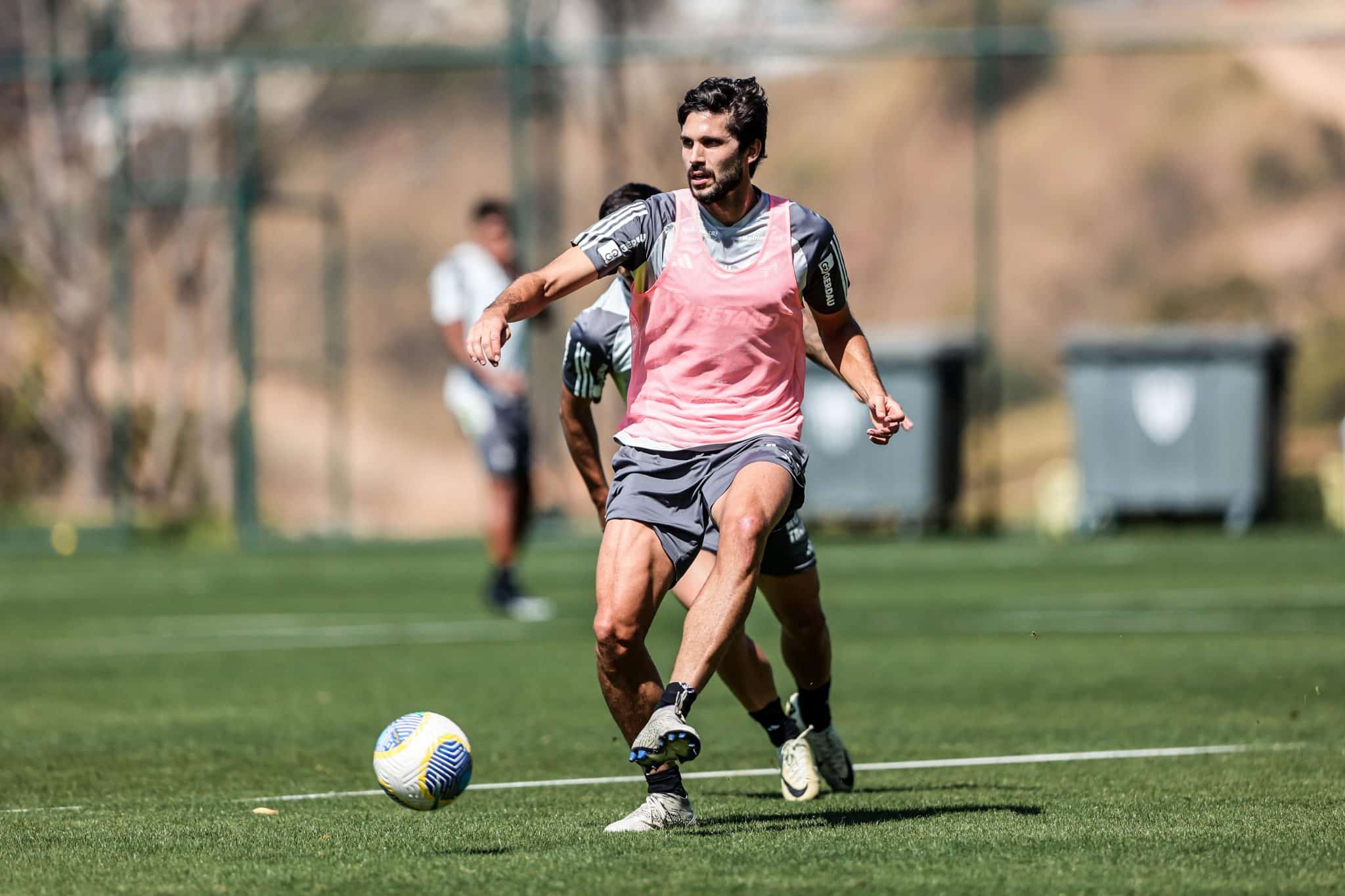 Igor Rabello treina normalmente no Atl&eacute;tico a espera da defini&ccedil;&atilde;o de seu futuro 