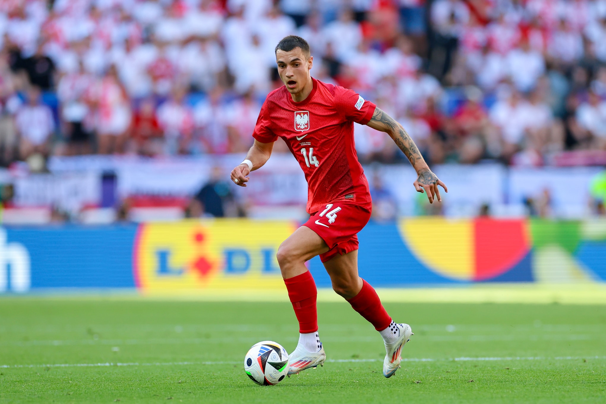 Arsenal tenta trocar Kiwior por Calafiori, mas zagueiro polon&ecirc;s dificulta neg&oacute;cio