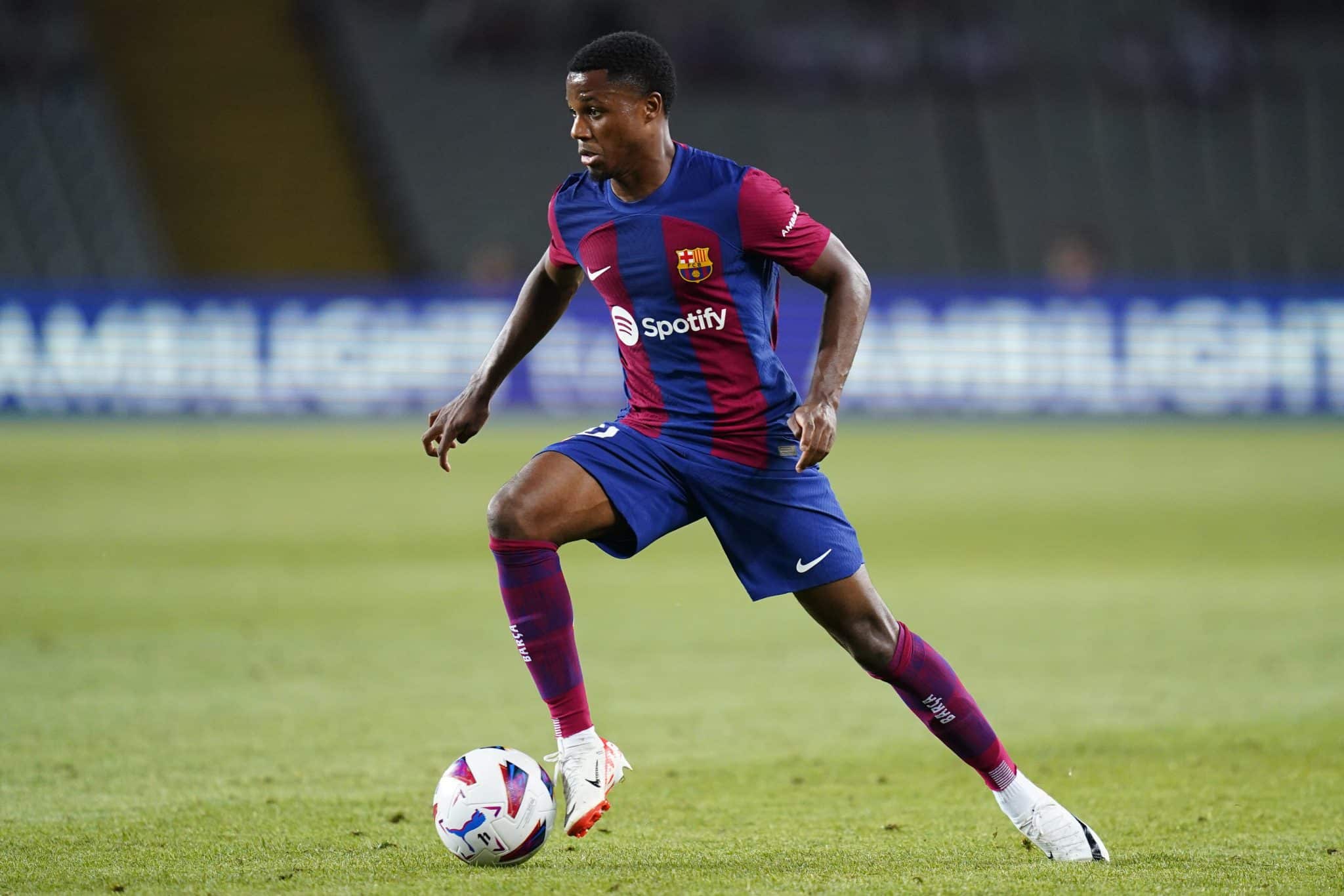 Ansu Fati, com a camisa do Barcelona