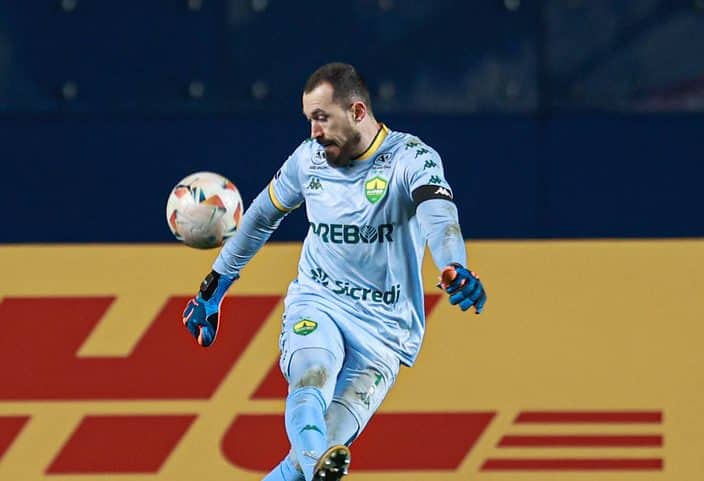 &Aacute;rbitro do jogo do Cuiab&aacute; pela Sul-Americana encerra o jogo ap&oacute;s rebote de p&ecirc;nalti