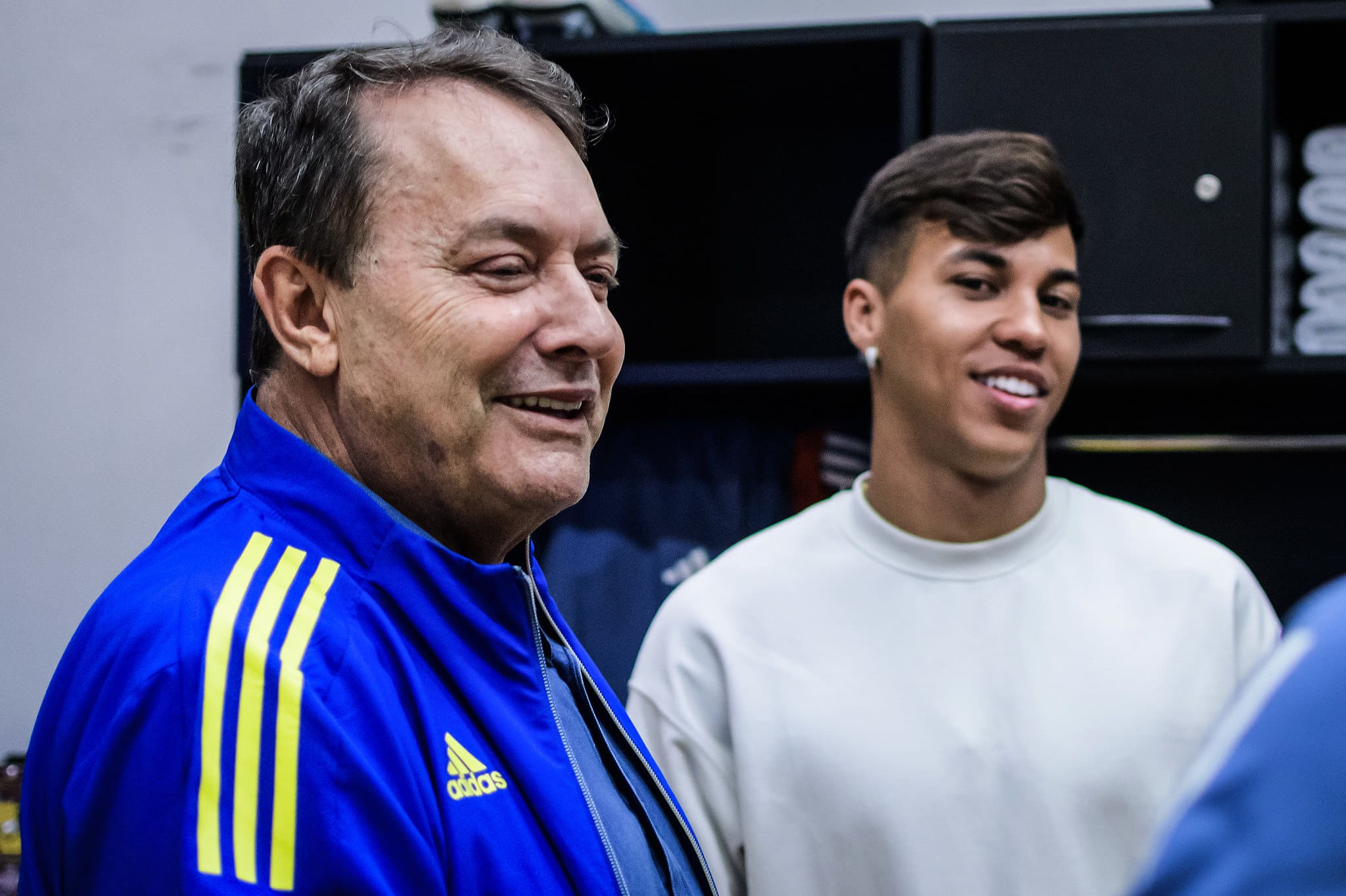 Pedro Louren&ccedil;o, dono da SAF do Cruzeiro, com atacante Kaio Jorge ao fundo