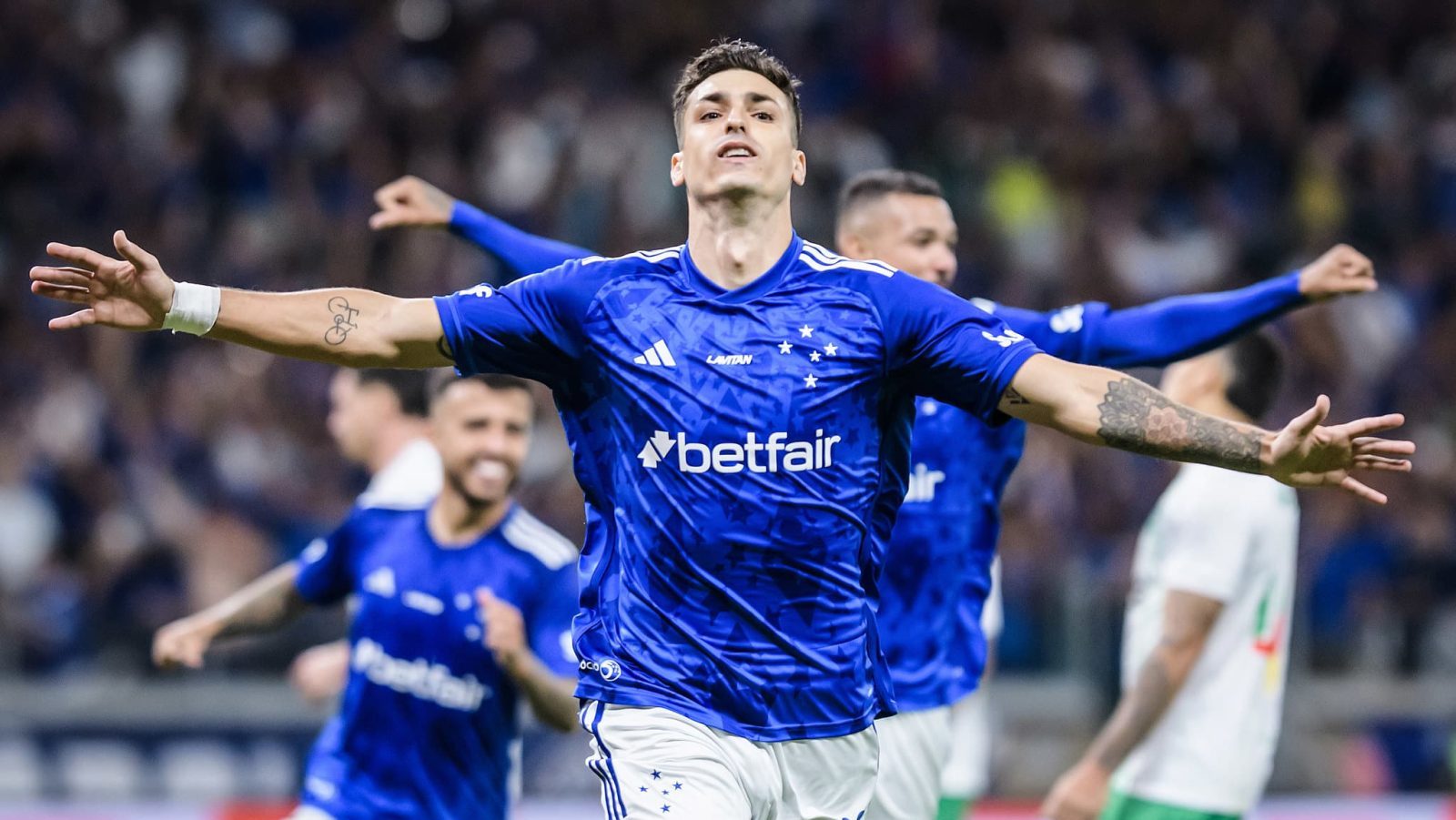 Em 26 minutos, Dinenno mostra por que pode ser pe&ccedil;a-chave no Cruzeiro