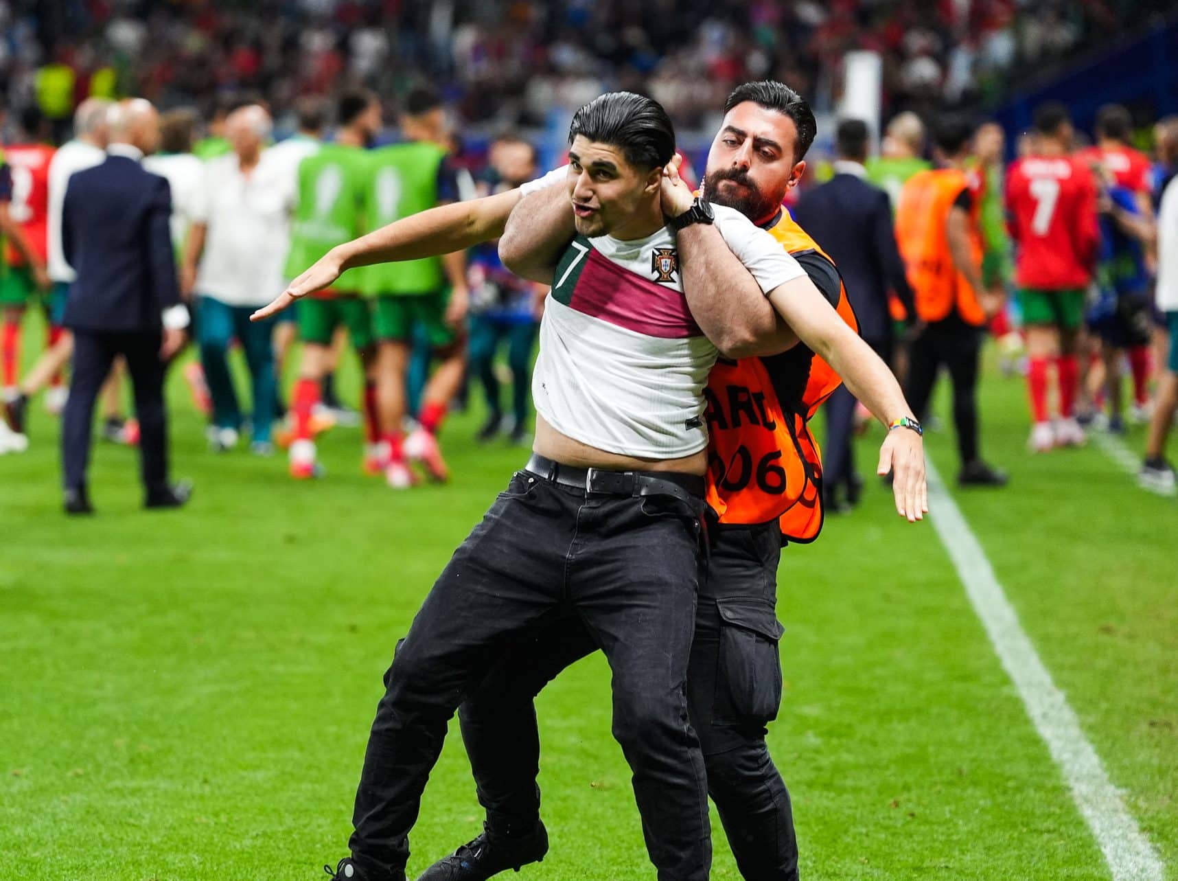 Pol&iacute;cia alem&atilde; abre investiga&ccedil;&atilde;o sobre v&iacute;deo em que seguran&ccedil;as agridem torcedor na Euro