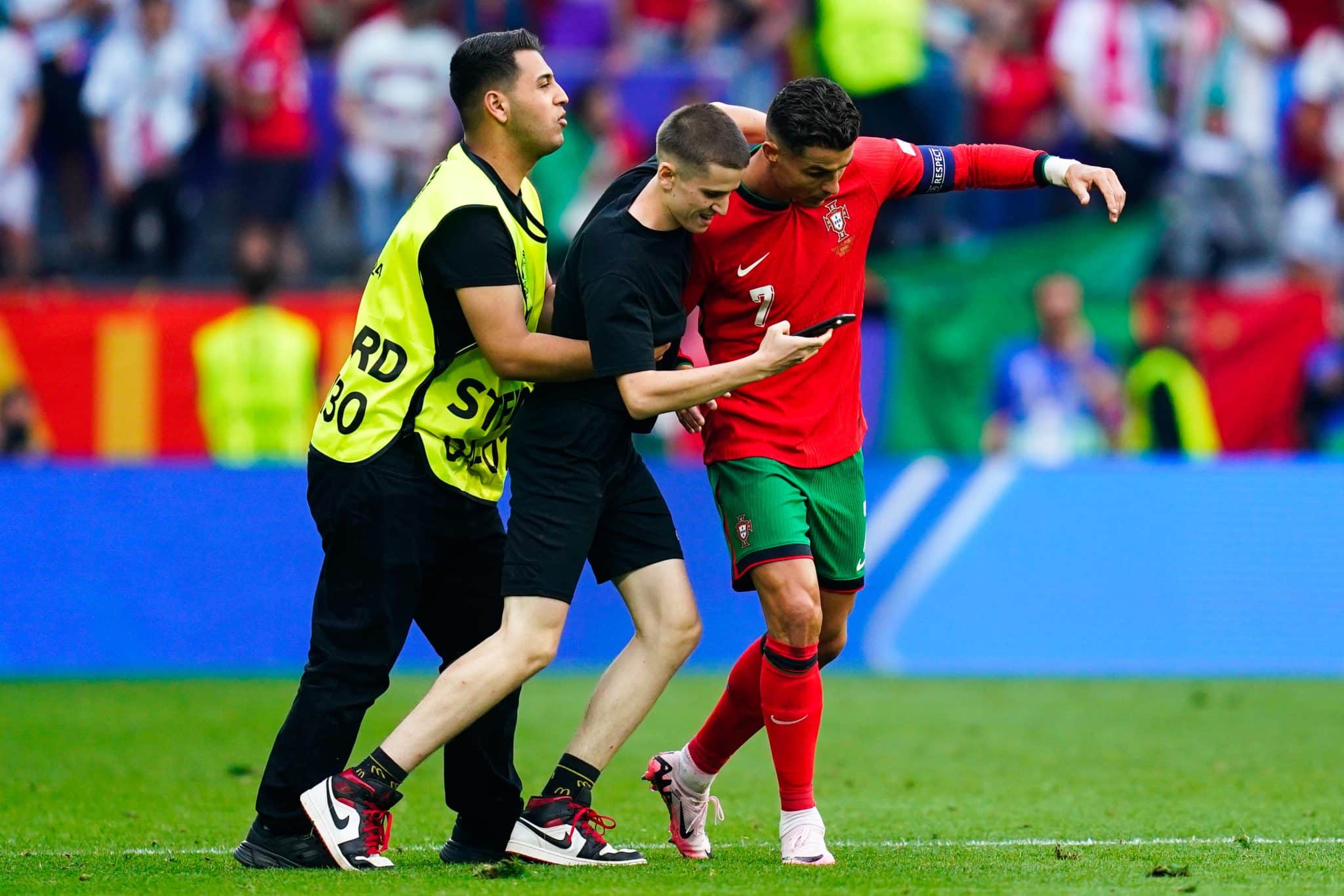 Seguran&ccedil;a contendo um torcedor que invadiu gramado do Signal Iduna Park