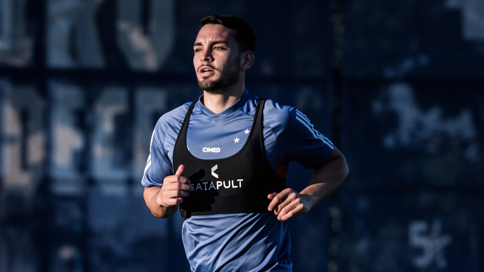 Fabrizio Peralta j&aacute; realiza treinos espec&iacute;ficos na Toca da Raposa 2, buscando as melhores condi&ccedil;&otilde;es f&iacute;sicas para estrear pelo Cruzeiro