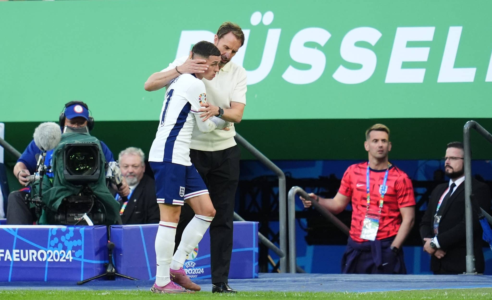 Southgate e Foden durante as quartas de final da Eurocopa no duelo entre Inglaterra e Su&iacute;&ccedil;a
