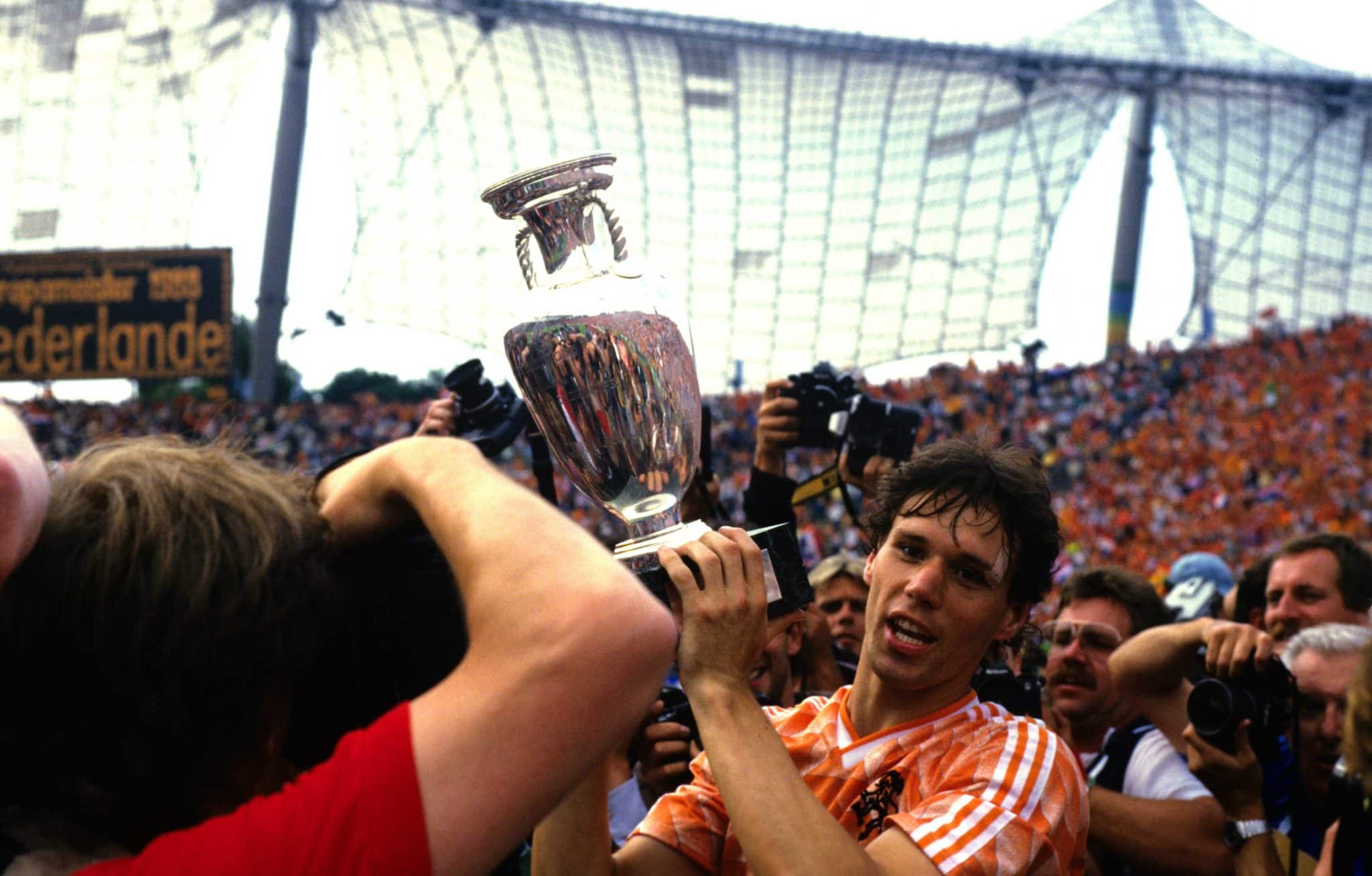 Van Basten levanta o t&iacute;tulo do &uacute;ltimo t&iacute;tulo europeu da Holanda, em 1988