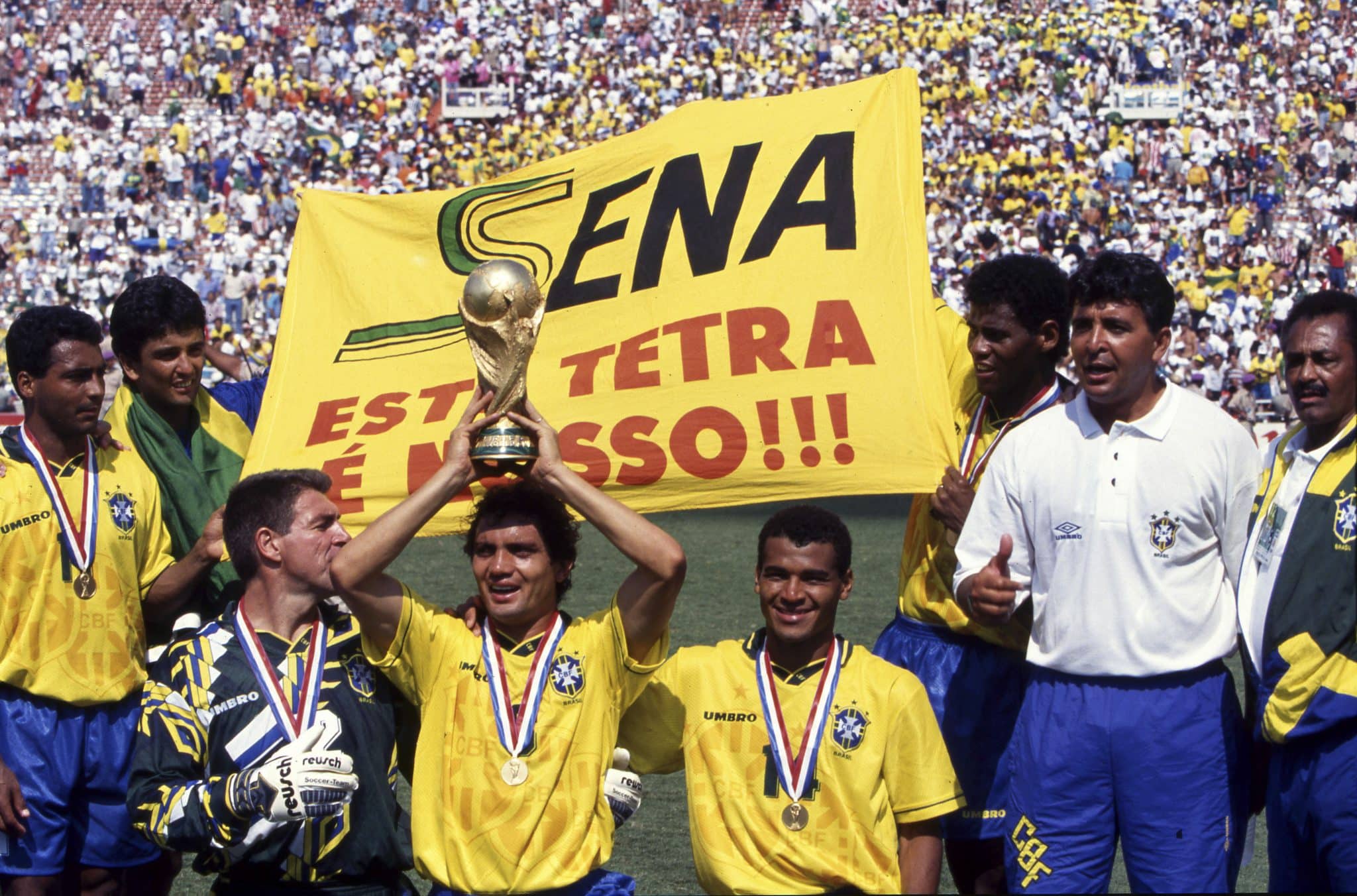 Jogadores da Sele&ccedil;&atilde;o homenageiam Ayrton Senna no Tetra